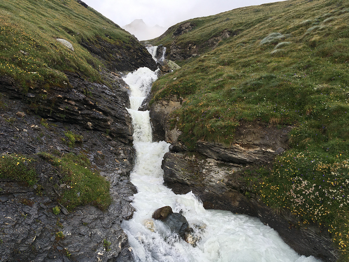 haute-route-4-lac-des-dix-waterfall