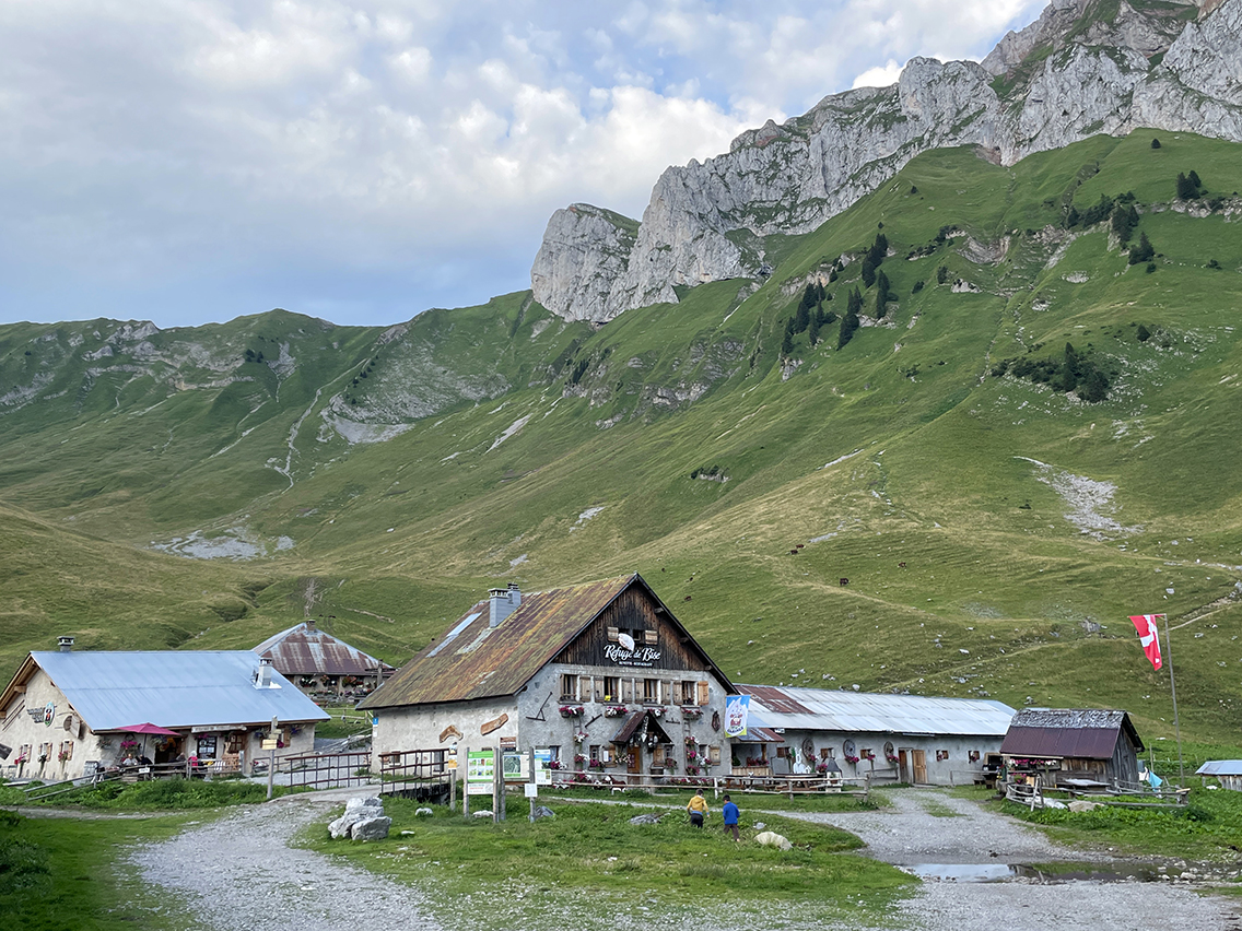 gr5-stage1-day1-refuge-de-bise