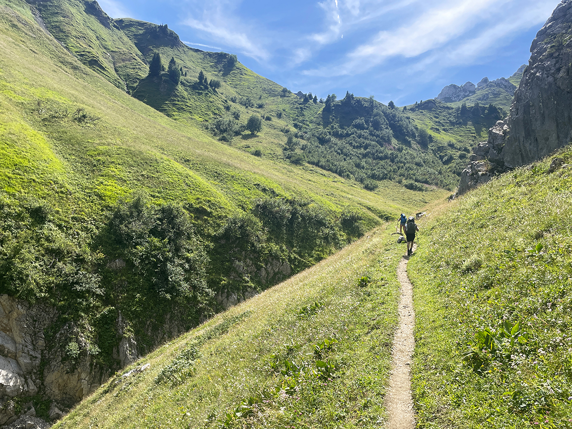 gr5-stage1-day1-trail-chalet-neuteu